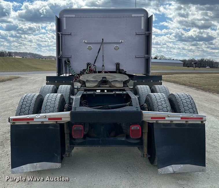 image for item DV0733 2007 Peterbilt  386 semi truck