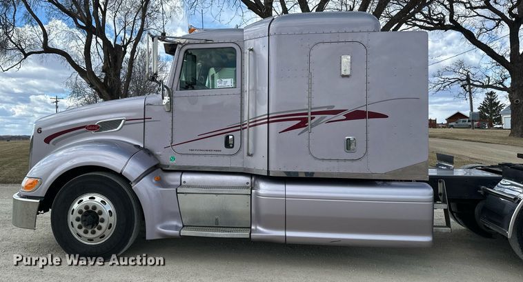 image for item DV0733 2007 Peterbilt  386 semi truck