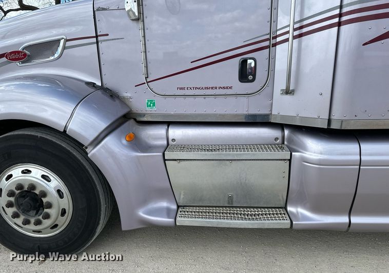 image for item DV0733 2007 Peterbilt  386 semi truck