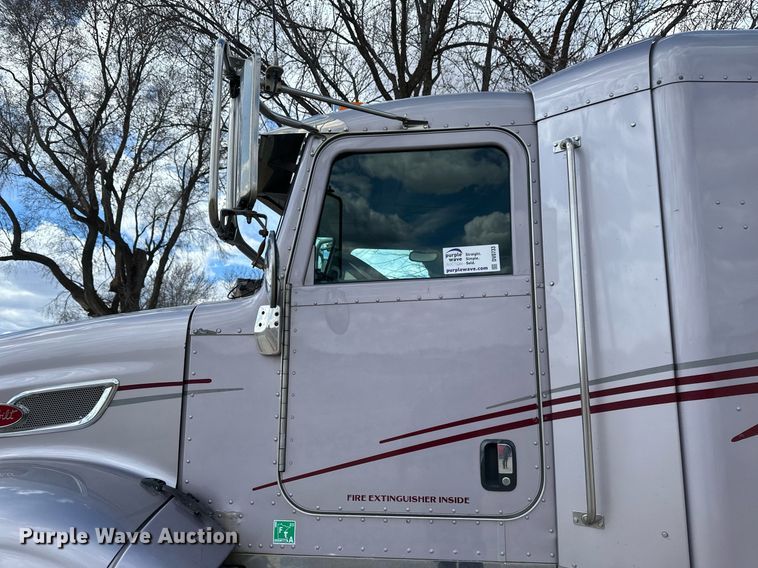 image for item DV0733 2007 Peterbilt  386 semi truck