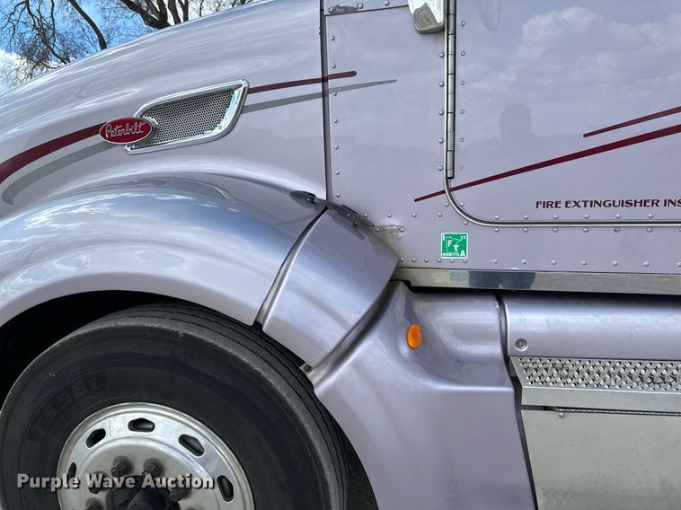 image for item DV0733 2007 Peterbilt  386 semi truck