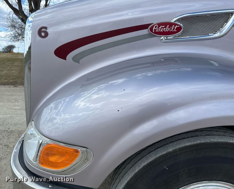 image for item DV0733 2007 Peterbilt  386 semi truck