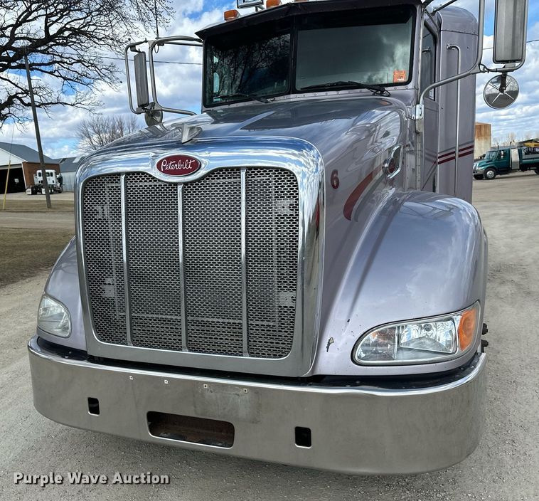image for item DV0733 2007 Peterbilt  386 semi truck