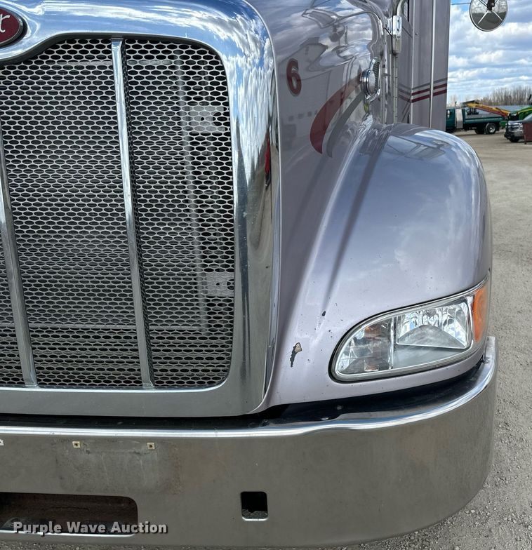 image for item DV0733 2007 Peterbilt  386 semi truck