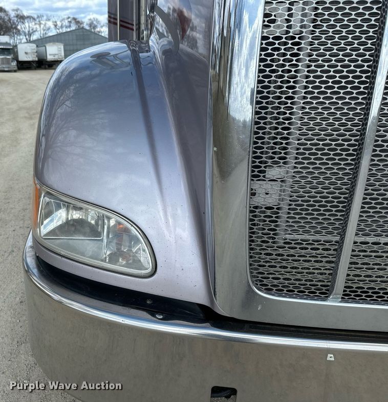 image for item DV0733 2007 Peterbilt  386 semi truck