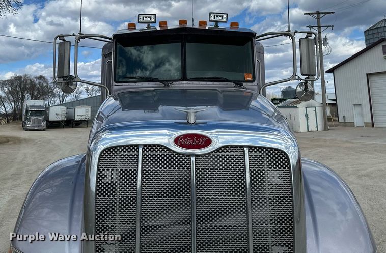 image for item DV0733 2007 Peterbilt  386 semi truck
