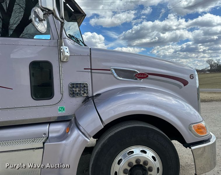 image for item DV0733 2007 Peterbilt  386 semi truck