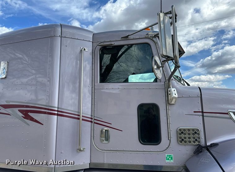 image for item DV0733 2007 Peterbilt  386 semi truck