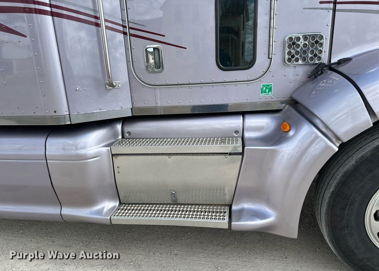 image for item DV0733 2007 Peterbilt  386 semi truck