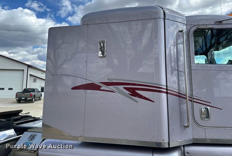 image for item DV0733 2007 Peterbilt  386 semi truck