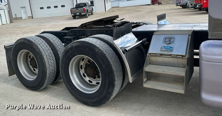 image for item DV0733 2007 Peterbilt  386 semi truck