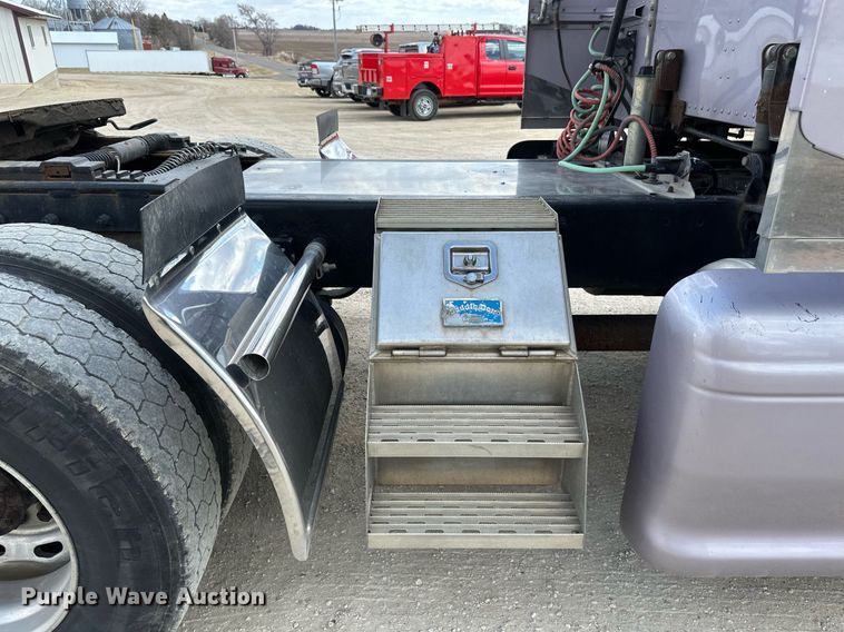 image for item DV0733 2007 Peterbilt  386 semi truck