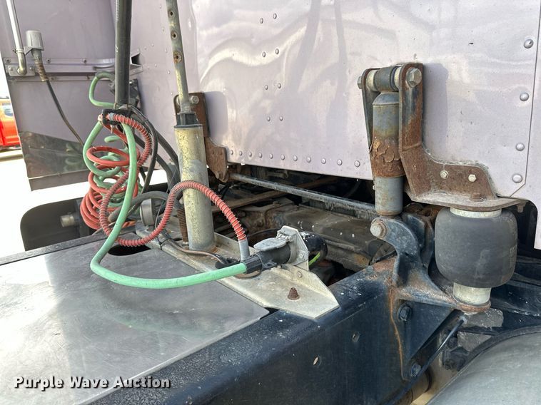 image for item DV0733 2007 Peterbilt  386 semi truck