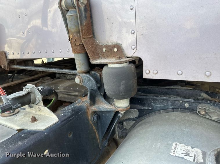 image for item DV0733 2007 Peterbilt  386 semi truck