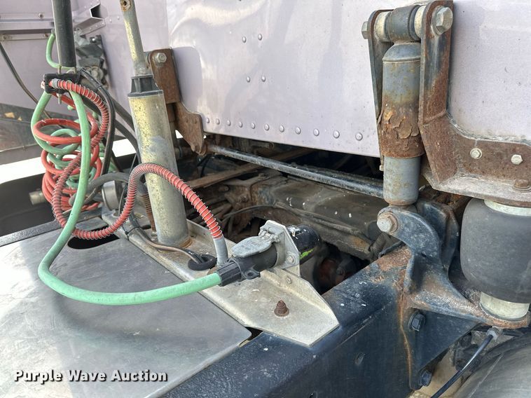 image for item DV0733 2007 Peterbilt  386 semi truck