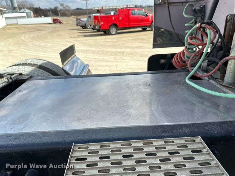 image for item DV0733 2007 Peterbilt  386 semi truck