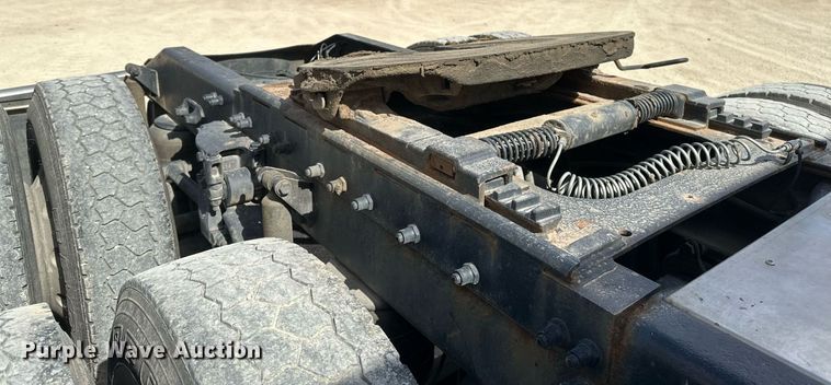 image for item DV0733 2007 Peterbilt  386 semi truck