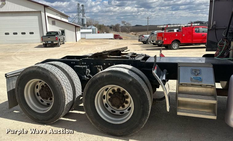 image for item DV0733 2007 Peterbilt  386 semi truck