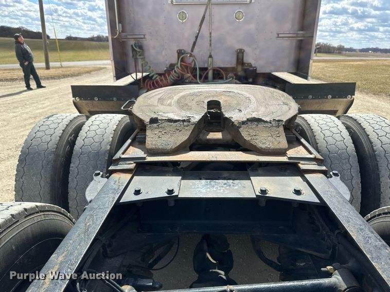 image for item DV0733 2007 Peterbilt  386 semi truck