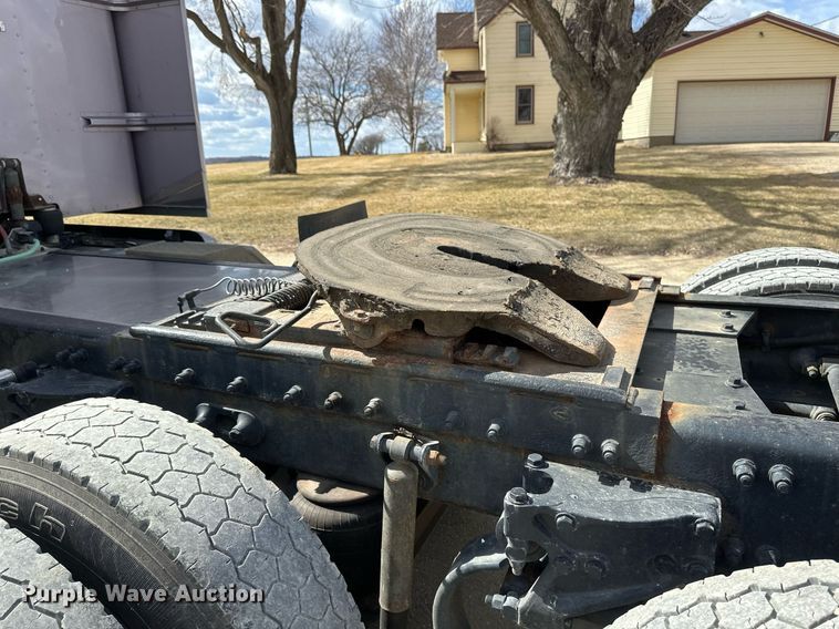 image for item DV0733 2007 Peterbilt  386 semi truck