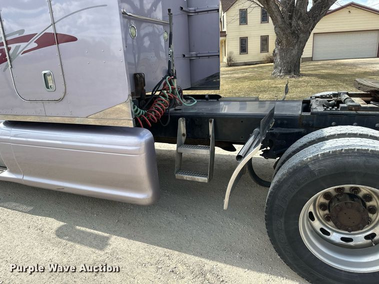 image for item DV0733 2007 Peterbilt  386 semi truck
