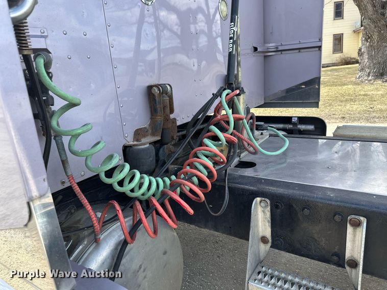 image for item DV0733 2007 Peterbilt  386 semi truck