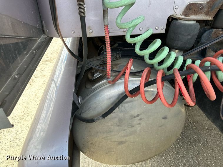 image for item DV0733 2007 Peterbilt  386 semi truck