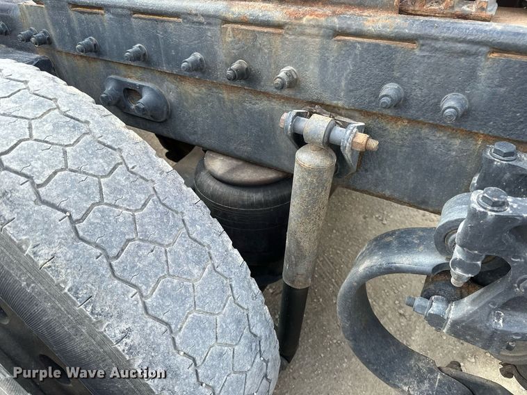 image for item DV0733 2007 Peterbilt  386 semi truck