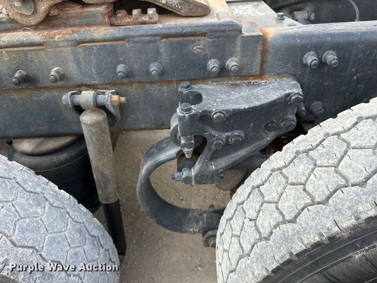 image for item DV0733 2007 Peterbilt  386 semi truck