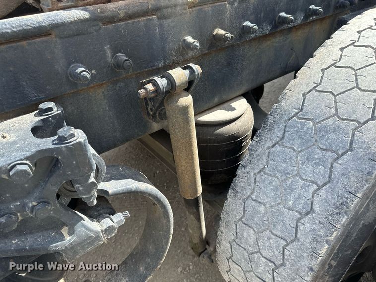 image for item DV0733 2007 Peterbilt  386 semi truck