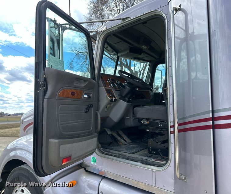 image for item DV0733 2007 Peterbilt  386 semi truck