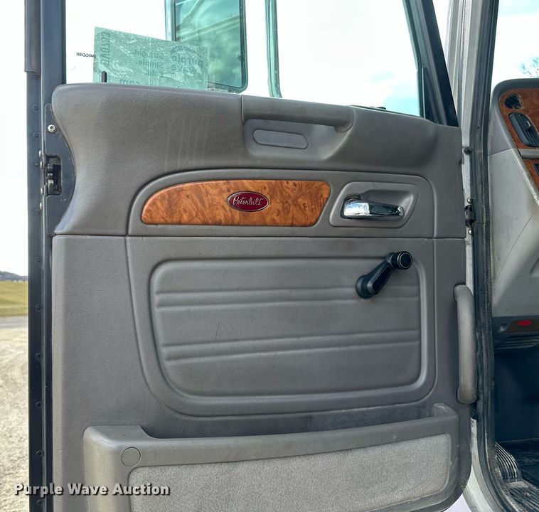 image for item DV0733 2007 Peterbilt  386 semi truck