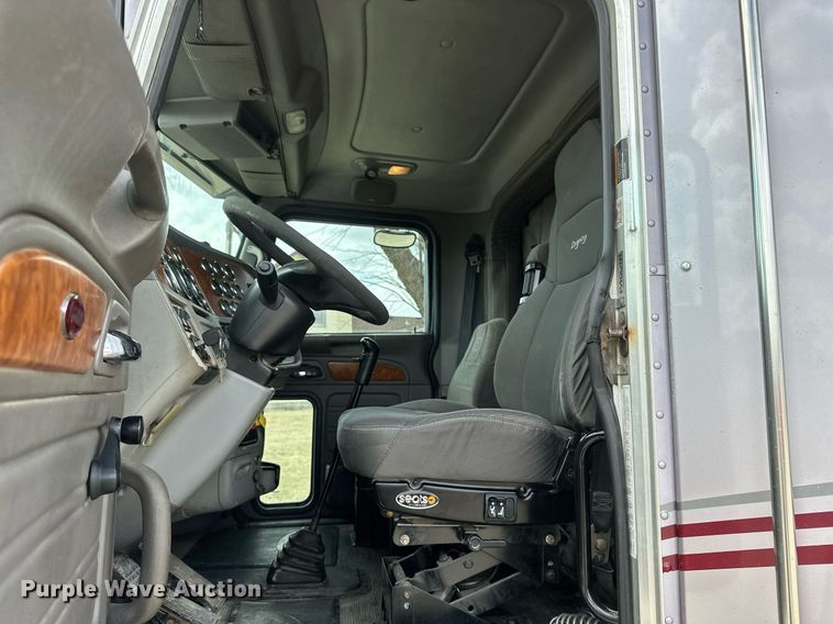 image for item DV0733 2007 Peterbilt  386 semi truck