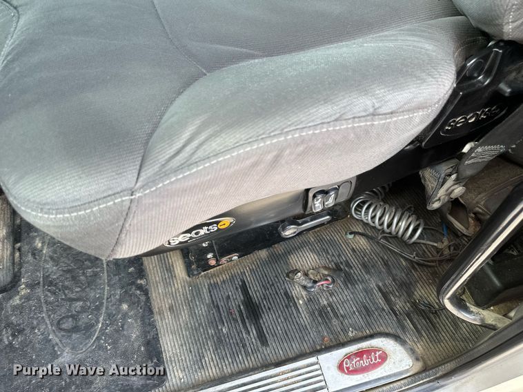 image for item DV0733 2007 Peterbilt  386 semi truck