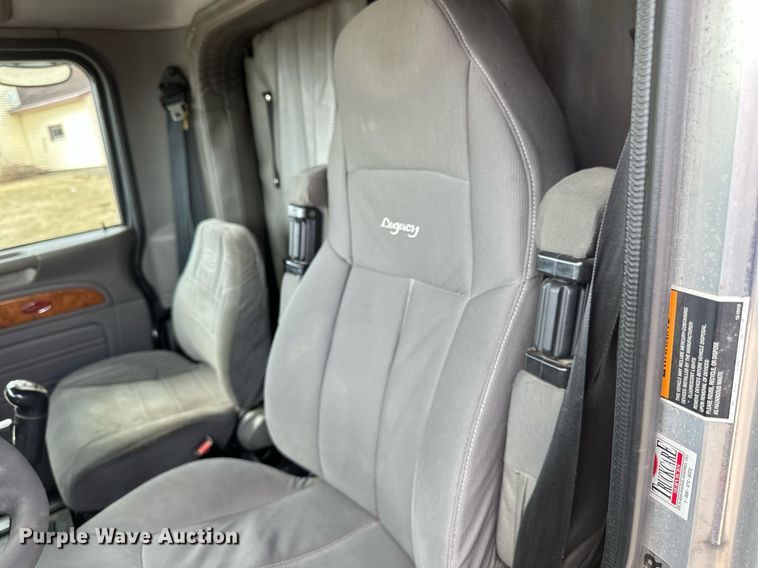 image for item DV0733 2007 Peterbilt  386 semi truck