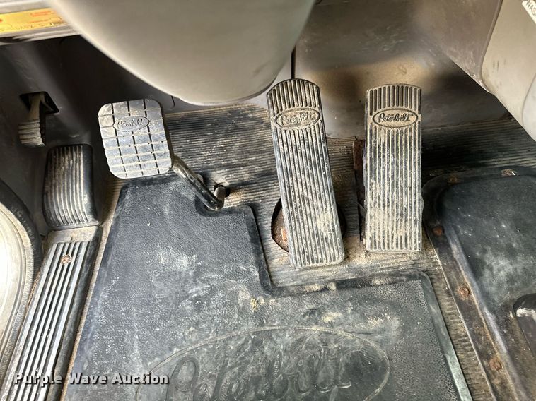 image for item DV0733 2007 Peterbilt  386 semi truck