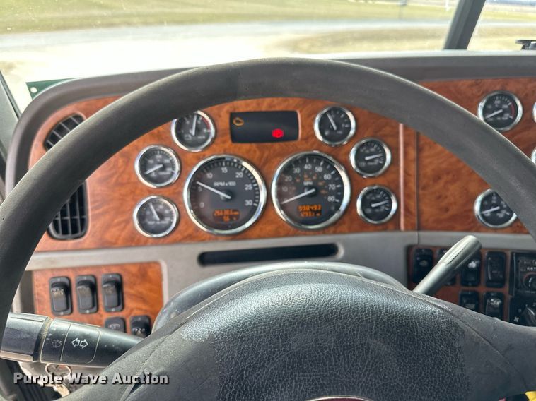 image for item DV0733 2007 Peterbilt  386 semi truck