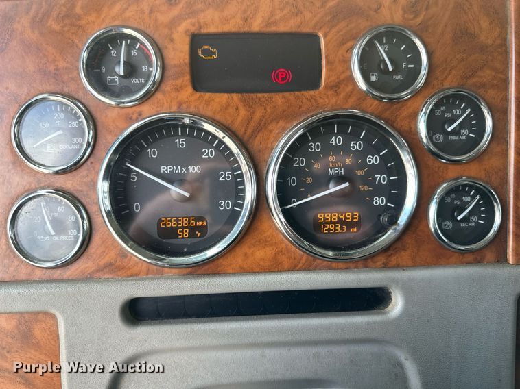 image for item DV0733 2007 Peterbilt  386 semi truck