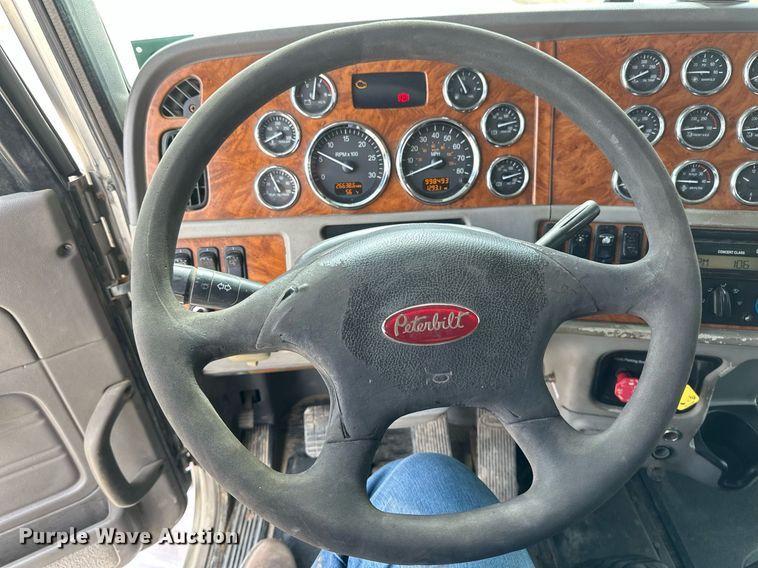 image for item DV0733 2007 Peterbilt  386 semi truck