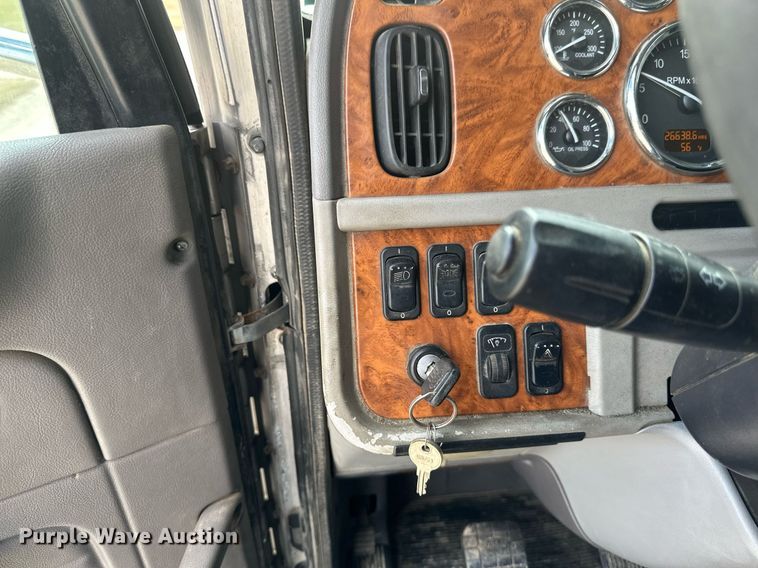 image for item DV0733 2007 Peterbilt  386 semi truck