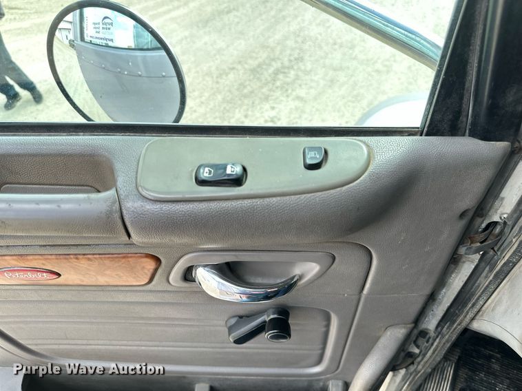 image for item DV0733 2007 Peterbilt  386 semi truck