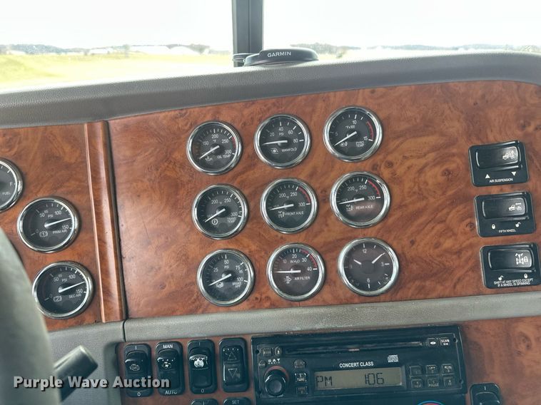 image for item DV0733 2007 Peterbilt  386 semi truck