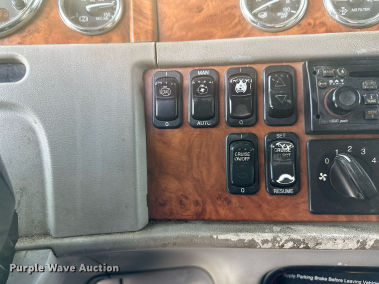 image for item DV0733 2007 Peterbilt  386 semi truck