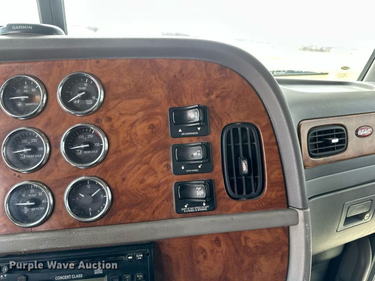 image for item DV0733 2007 Peterbilt  386 semi truck