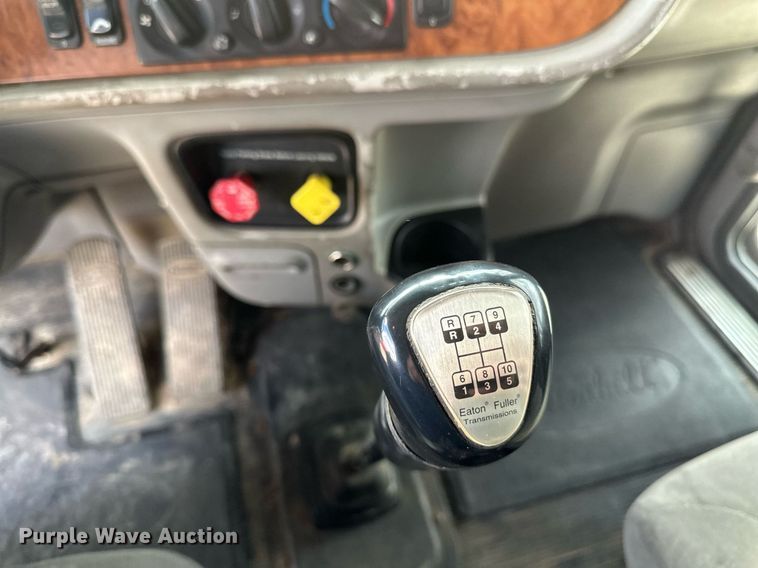 image for item DV0733 2007 Peterbilt  386 semi truck