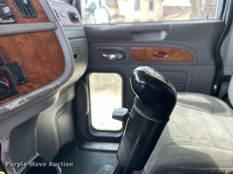 image for item DV0733 2007 Peterbilt  386 semi truck