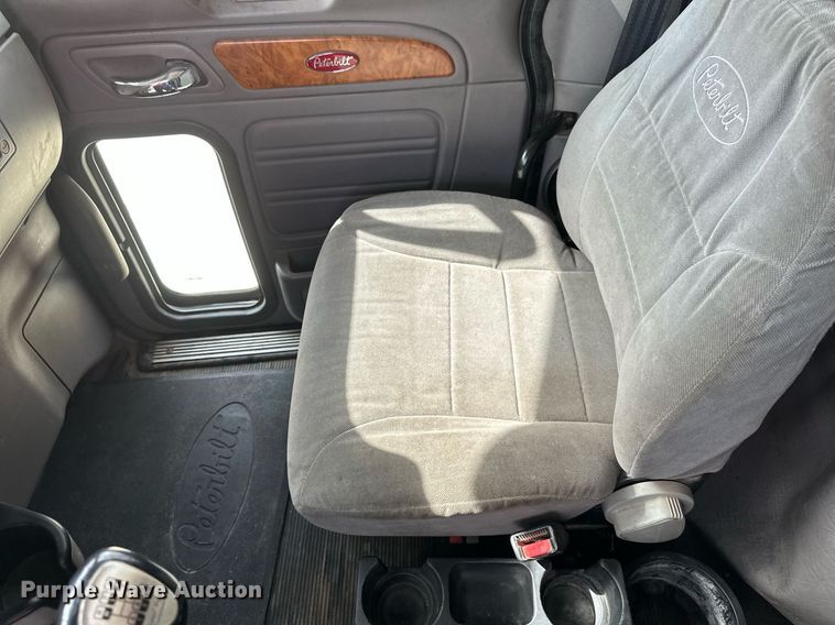 image for item DV0733 2007 Peterbilt  386 semi truck