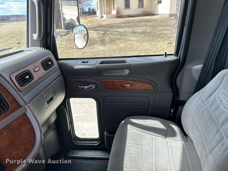 image for item DV0733 2007 Peterbilt  386 semi truck