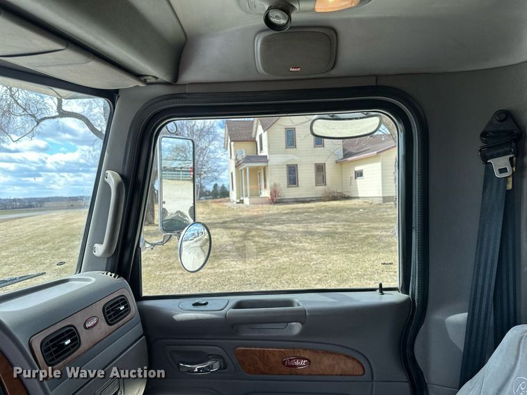 image for item DV0733 2007 Peterbilt  386 semi truck