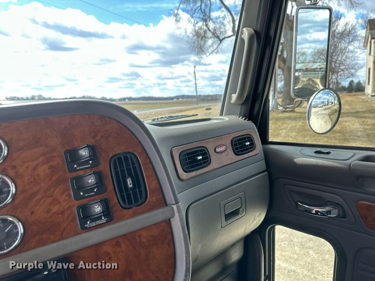 image for item DV0733 2007 Peterbilt  386 semi truck